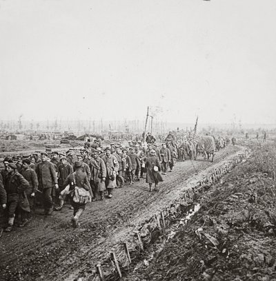 Duizenden Duitse soldaten gevangen in de laatste nederlaag van de Duitse legers aan de Sambre, 1918 door English Photographer